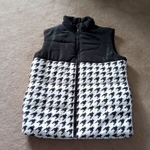 EUC! SHEIN Blackand white puffer vest